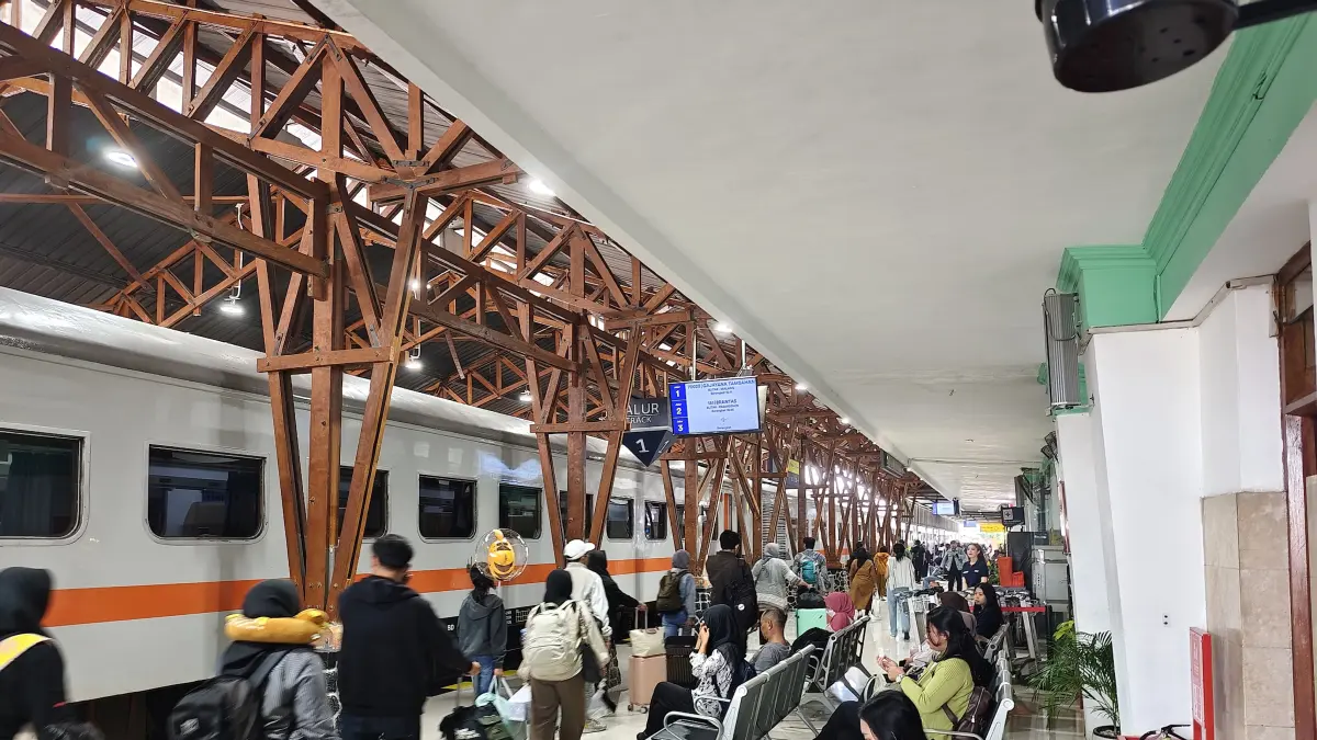Penumpang memadati Stasiun Madiun saat lonjakan perjalanan kereta api selama libur panjang Paskah 2026. FOTO: HUMAS KAI DAOP 7 MADIUN