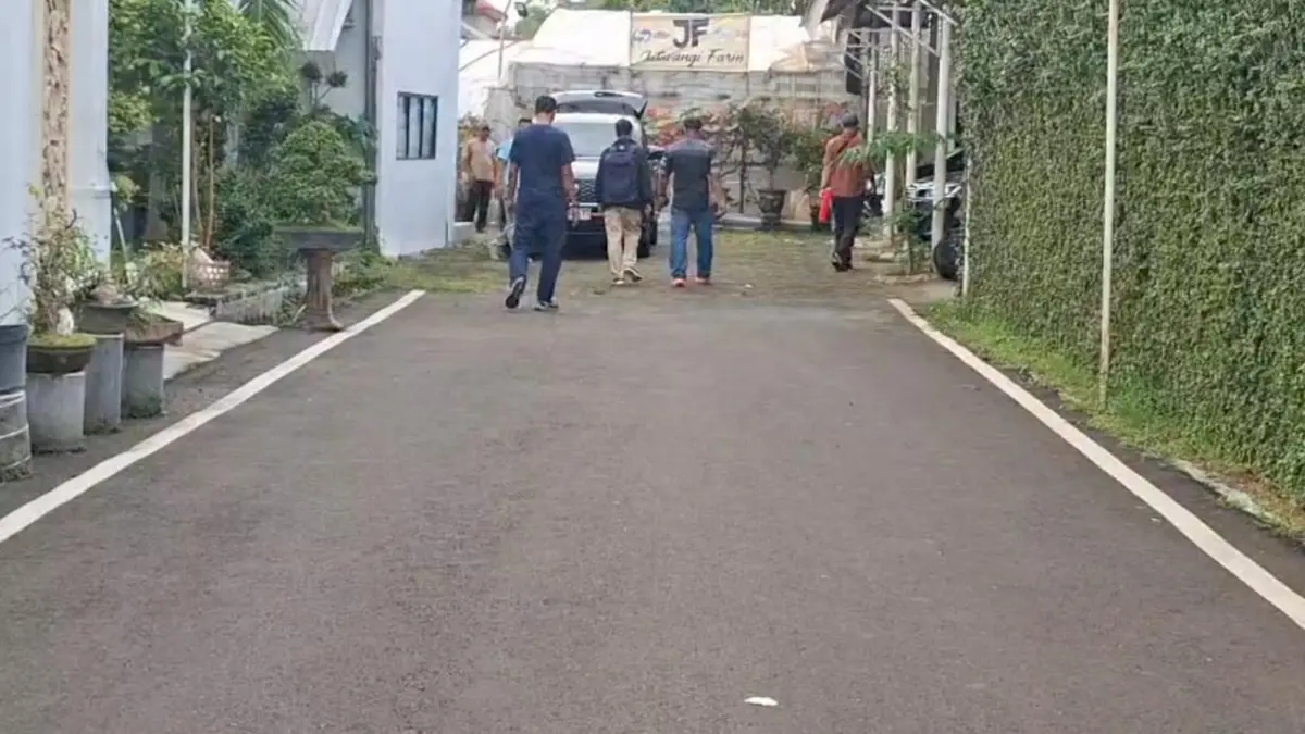 Penyidik Komisi Pemberantasan Korupsi melakukan penggeledahan di rumah warga Jatiwangi Regency, Madiun, terkait pengembangan kasus dugaan korupsi. FOTO: ISTIMEWA