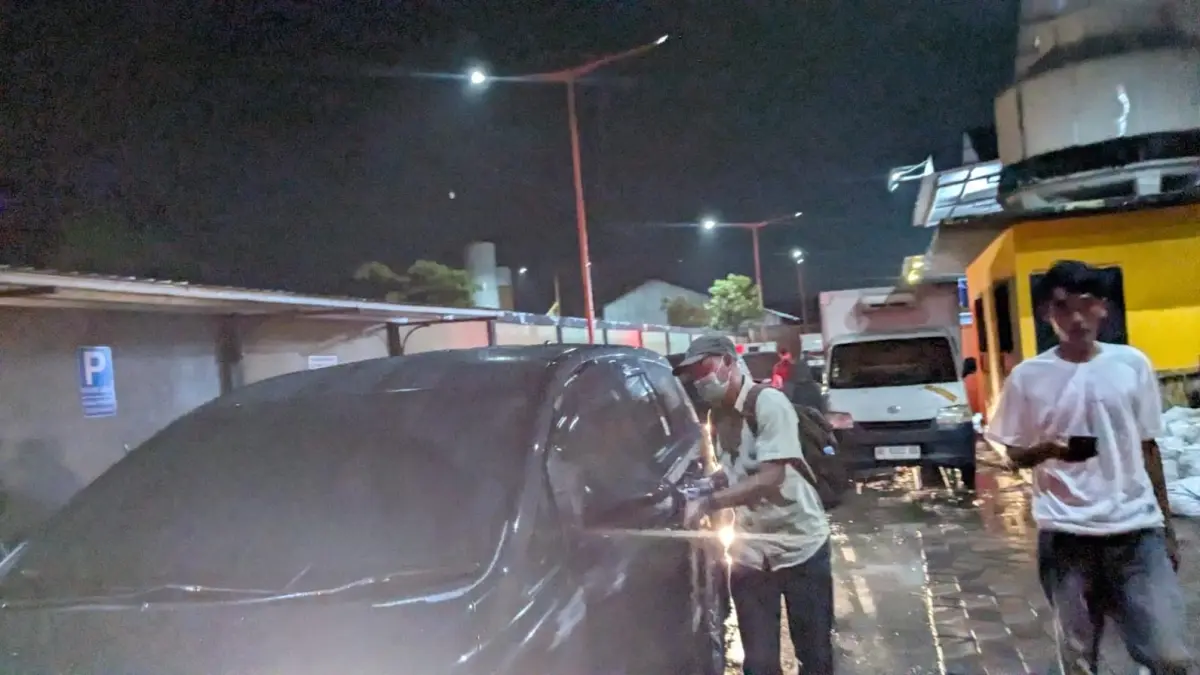 Penyidik KPK membawa koper usai penggeledahan di kantor perusahaan PT Uler Raya.