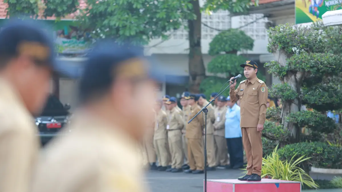 Plt Wali Kota Madiun F Bagus Panuntun memimpin apel pejabat di Balai Kota dengan penekanan disiplin ASN. BAGAS BIMANTARA/RADAR MADIUN