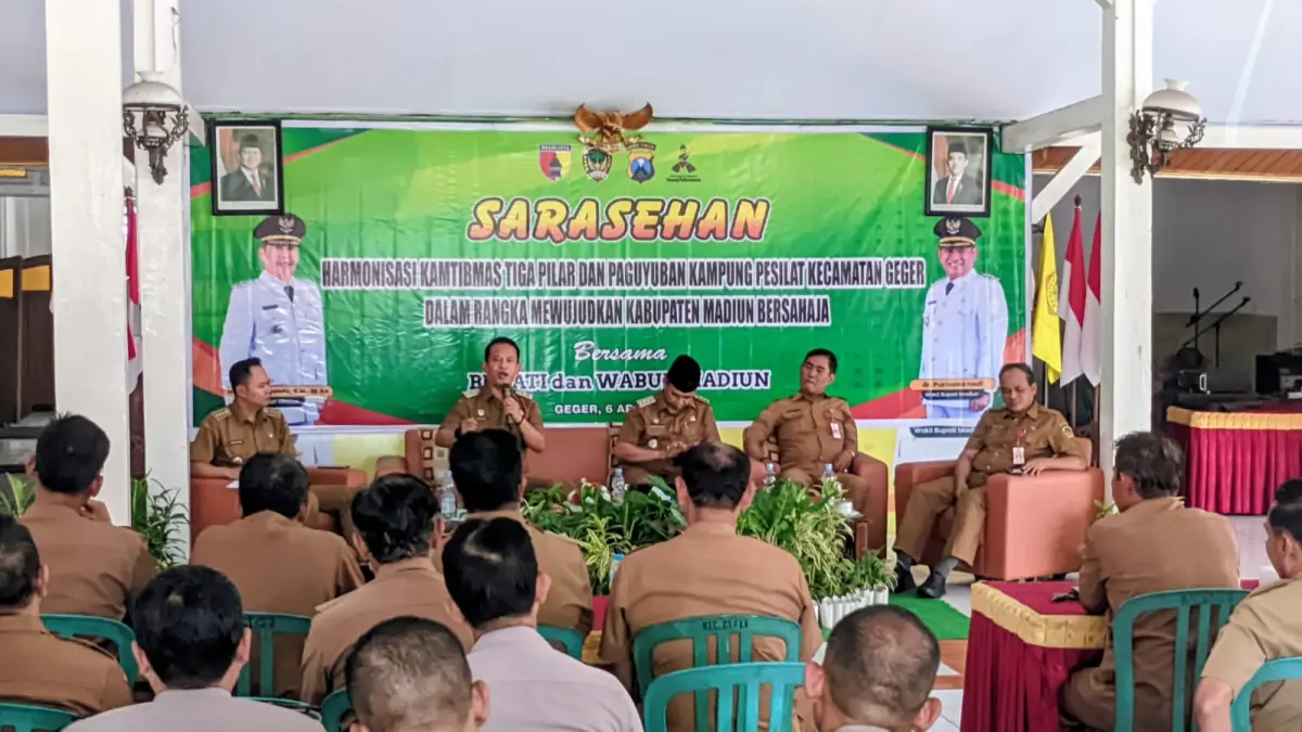 SARASEHAN: Bupati Madiun bersama tiga pilar dan perwakilan perguruan pencak silat saat sarasehan di Kecamatan Geger usai bentrokan Desa Kaibon, kemarin (6/4). FOTO: ISTIMEWA