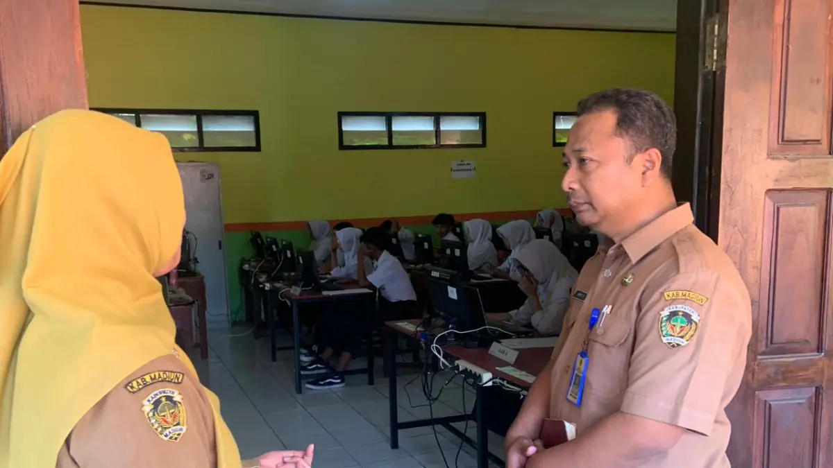 TEKNIS: Sekolah menyiapkan berbagai langkah antisipasi, mulai dari dua provider internet hingga perangkat cadangan, untuk memastikan pelaksanaan TKA berjalan lancar. LODITYA FERNANDEZ/RADAR MADIUN