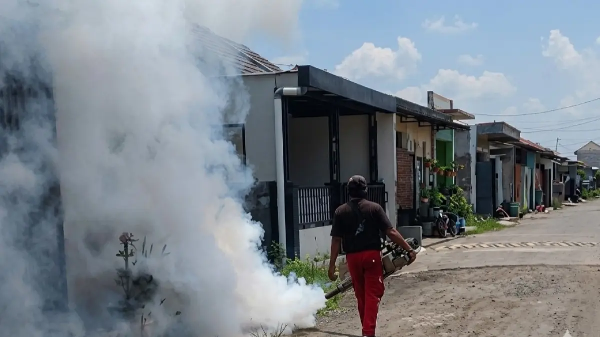 BASMI NYAMUK DEWASA: Petugas puskesmas melakukan fogging di kawasan Madiasri, Ngawi, untuk menekan penyebaran DBD, kemarin (7/4). ASEP SYAEFUL BACHRI/JAWA POS RADAR NGAWI