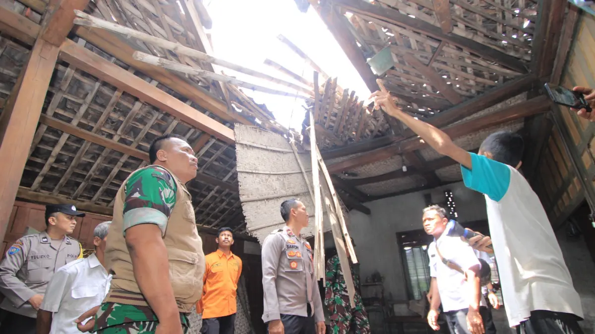 Dampak cuaca ekstrem di Magetan menyebabkan atap rumah warga roboh dan longsor di sejumlah titik. FOTO: ISTIMEWA