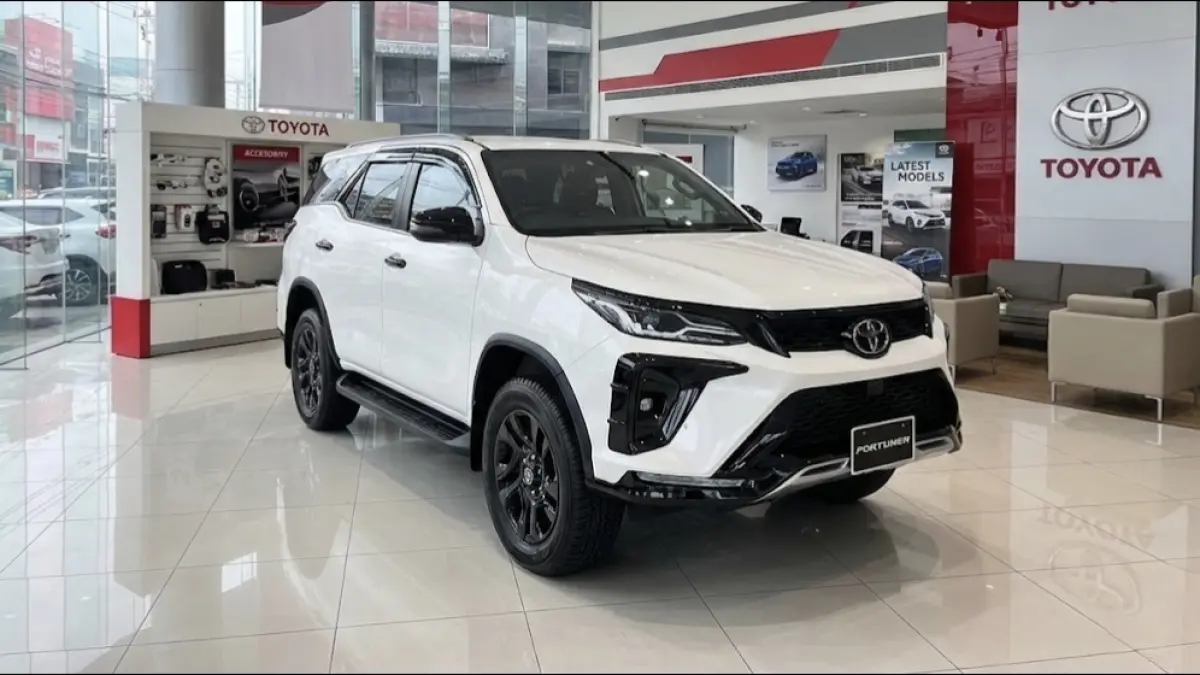 Fortuner terkenal dengan tenaga besar dan kemampuan off-road yang mumpuni.