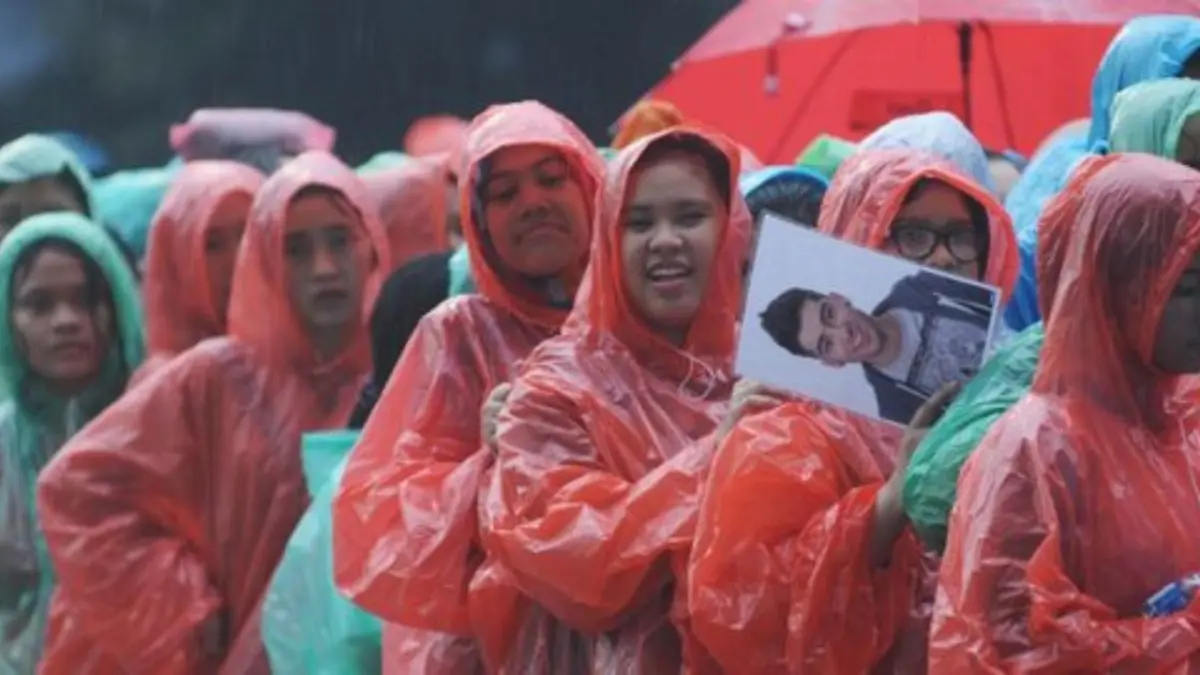Ilustrasi nonton konser saat hujan.