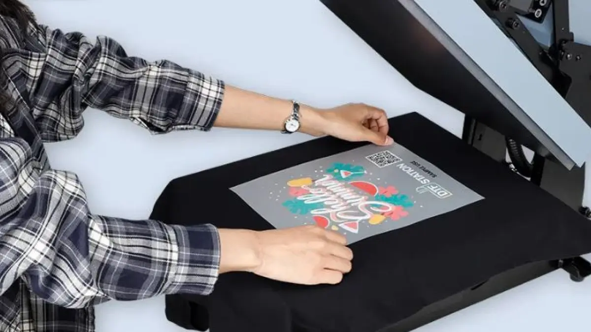 Ilustrasi perbandingan kaos sablon DTF dan Plastisol. (rhinotec)