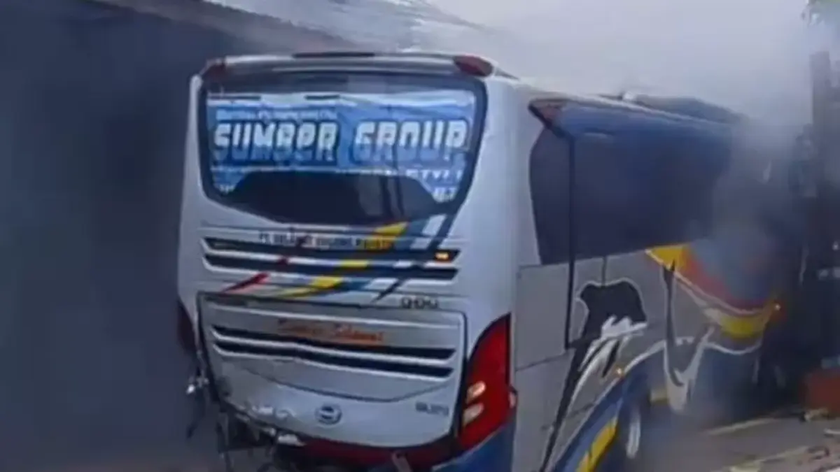 Kecelakaan di Caruban Madiun, truk boks hantam bus Sumber Selamat, sopir tewas terjepit di lokasi kejadian. Foto: Istimewa