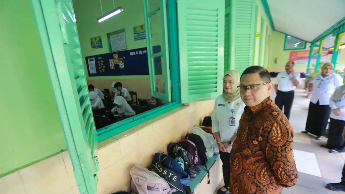 Kepala Dinas Pendidikan Jawa Timur Aries Agung Paewai bersama Kepala Dindik Kota Madiun Lismawati dan Cabdindik Wilayah Madiun meninjau pelaksanaan TKA di SMPN 1 Madiun. BAGAS BIMANTARA/RADAR MADIUN