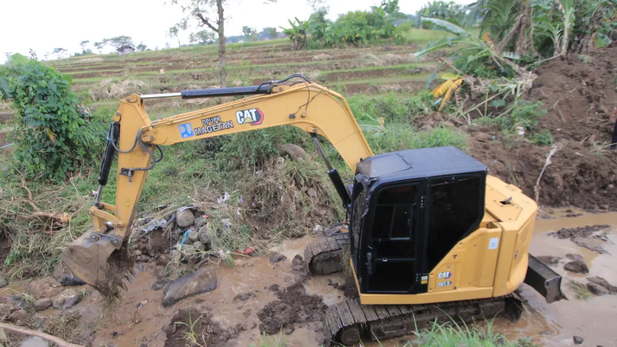 KERUK: Ekskavator dikerahkan Pemkab Magetan untuk menormalisasi drainase sepanjang 1,5 kilometer guna mencegah banjir di wilayah kota. FOTO: AJI PUTRA/RADAR MADIUN