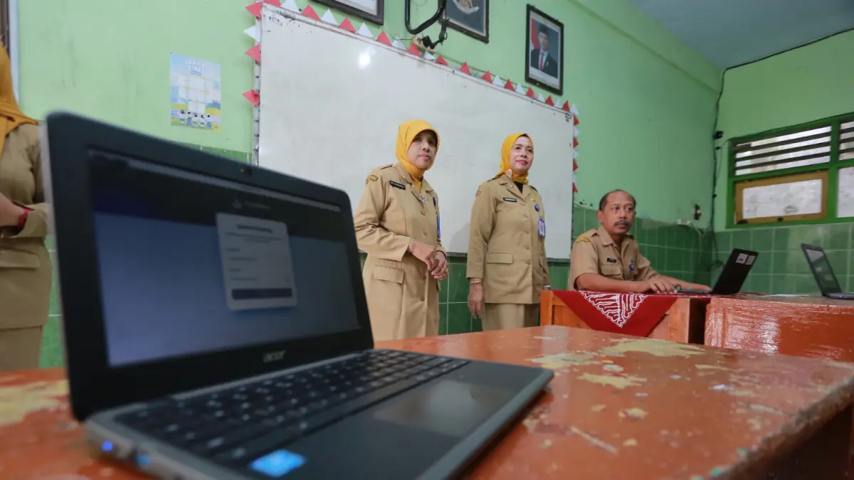 MADIUN PINTAR: Kepala Dinas Pendidikan Kota Madiun Lismawati meninjau kesiapan sarana prasarana pelaksanaan TKA di SMPN 6 Madiun, kemarin (7/4). FOTO: BAGAS BIMANTARA/JAWA POS RADAR MADIUN