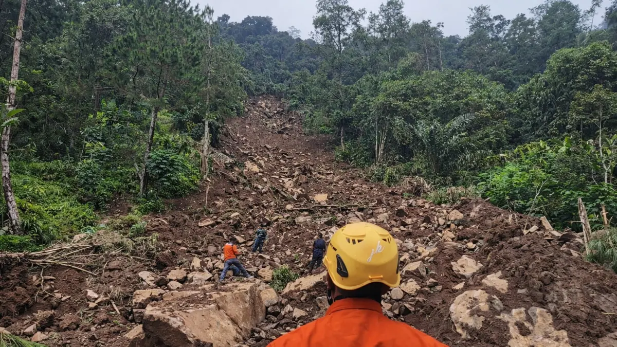 MAHKOTA LONGSOR: Petugas BPBD Ponorogo meninjau lokasi longsor di Desa Talun, Kecamatan Ngebel, Ponorogo, kemarin (7/4). BPBD UNTUK JAWA POS RADAR PONOROGO