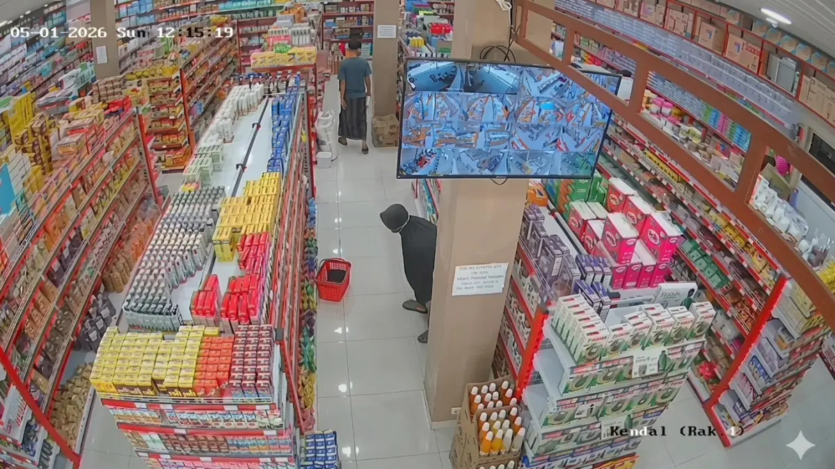 PANJANG TANGAN: Rekaman CCTV memperlihatkan aksi dugaan pencurian susu formula bayi di minimarket Desa Kendal, Ngawi, dengan modus disembunyikan di balik gamis. ASEP SYAEFUL BACHRI/JAWA POS RADAR NGAWI