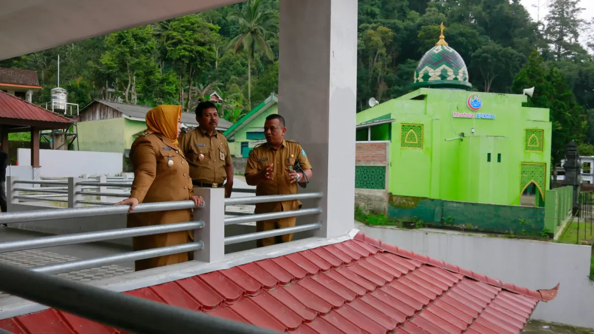 PENATAAN WISATA: Plt Bupati Ponorogo Lisdyarita meninjau bangunan pusat PKL mangkrak senilai Rp 1,2 miliar di kawasan Telaga Ngebel, Senin (6/4). PROKOPIM UNTUK JAWA POS RADAR PONOROGO
