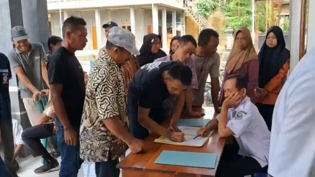 PERIHAL BANTUAN: Warga Desa Gunungrejo, Kecamatan Sudimoro, Pacitan, menerima BLT Kesra yang sempat dipotong dan kemudian dikembalikan kepada 236 KPM. FOTO: ISTIMEWA