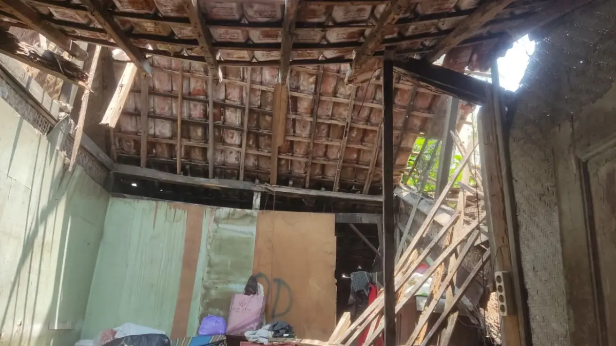 Petugas BPBD Kota Madiun menangani rumah roboh akibat hujan deras di Jalan Kalimantan, Kota Madiun. FOTO: BPBD KOTA MADIUN