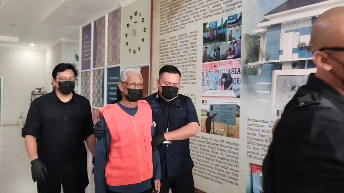 Petugas Kantor Imigrasi Kelas II Non TPI Ponorogo mengamankan WNA Malaysia yang overstay delapan tahun dan memalsukan dokumen pernikahan. SUGENG DWI N/RADAR PONOROGO