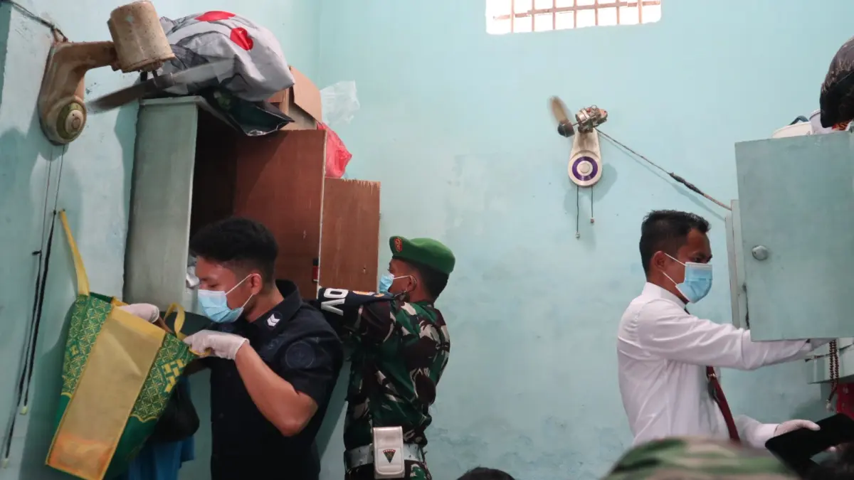 Petugas Lapas Kelas II B Ngawi melakukan razia kamar hunian narapidana dan menyita barang terlarang. FOTO: LAPAS KELAS II B NGAWI