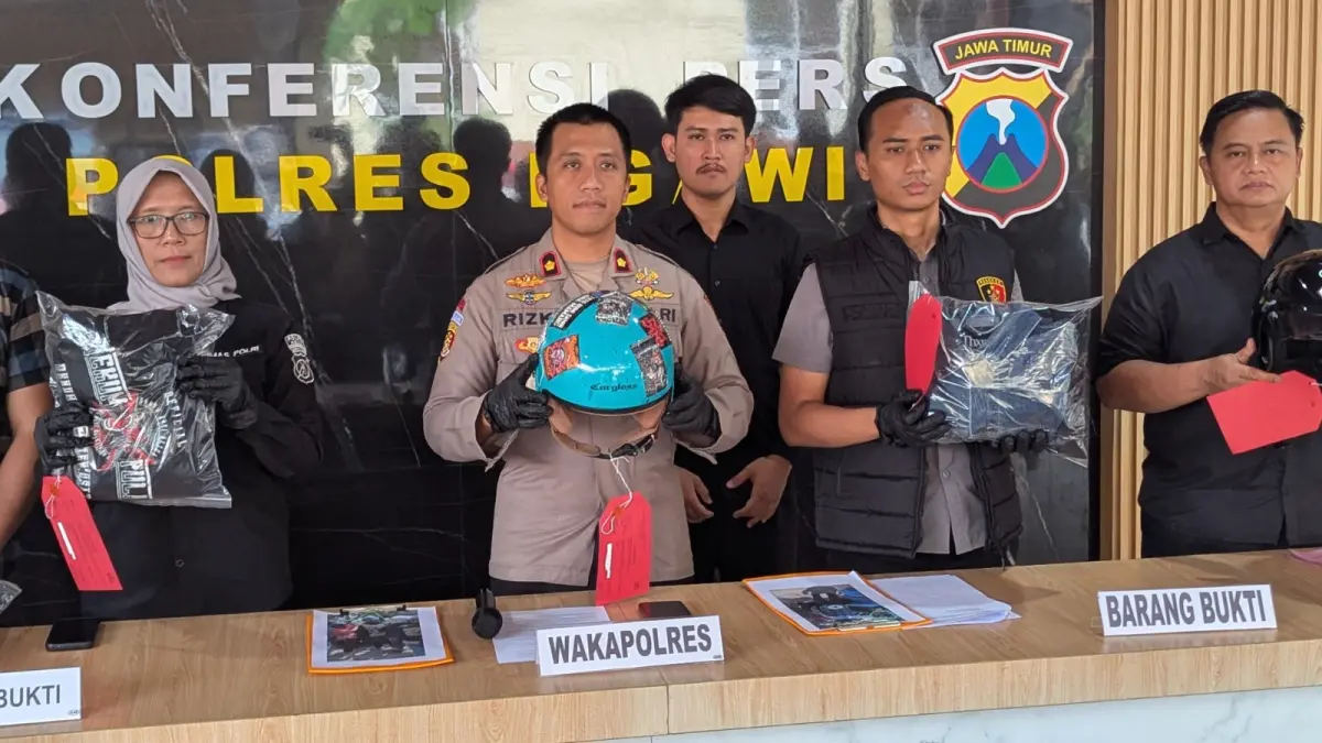 Polres Ngawi menunjukkan barang bukti kasus pengeroyokan di Pasar Kerten, Paron, yang viral di media sosial. FOTO: ISTIMEWA