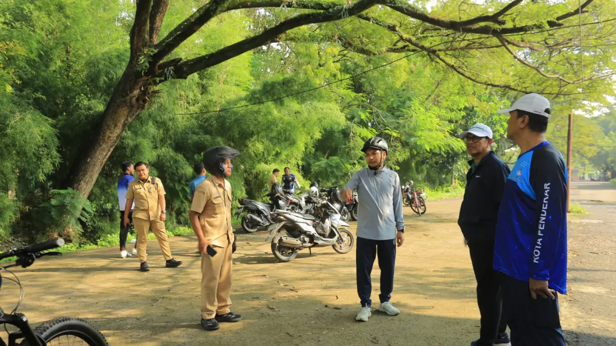 POTENSI TERPENDAM: Plt Wali Kota Madiun F Bagus Panuntun meninjau kawasan bekas Pasar Bunga di belakang GOR Wilis yang akan direvitalisasi menjadi ruang publik, kemarin (7/4). BAGAS BIMANTARA/JAWA POS RADAR MADIUN