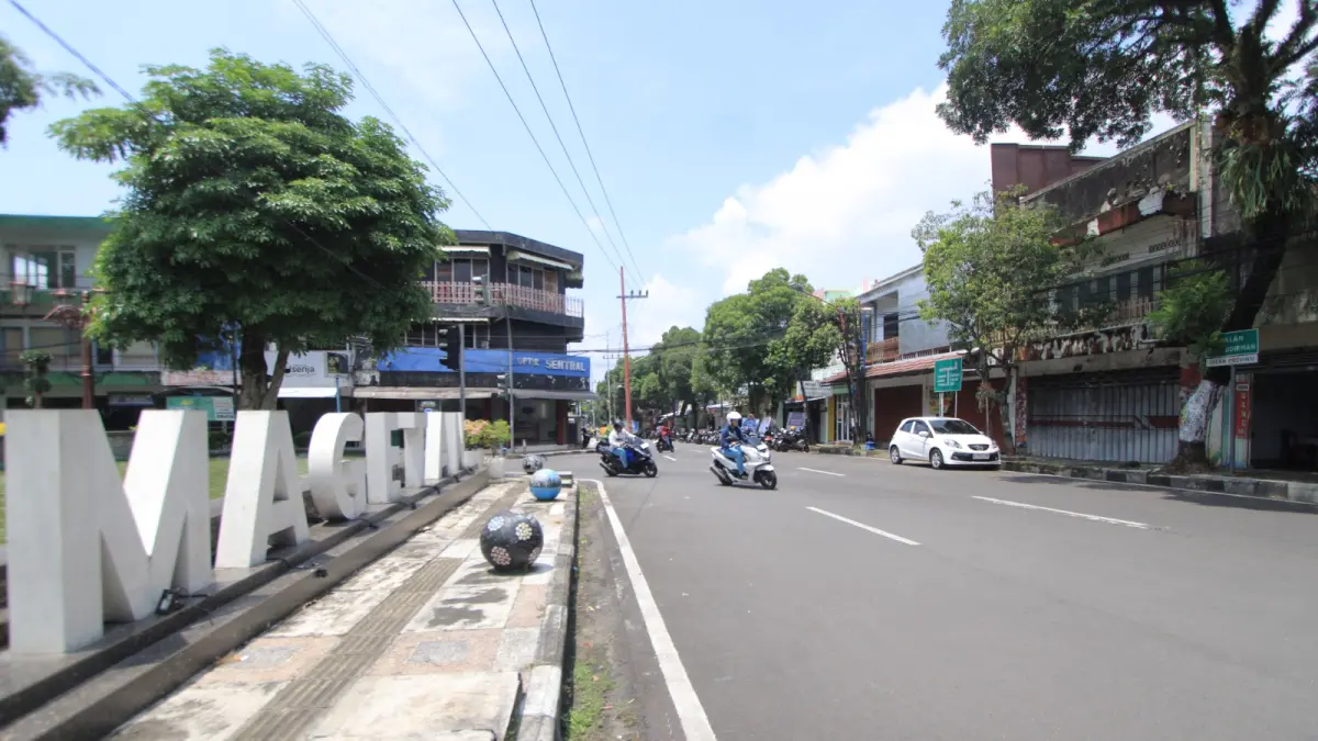SEGERA: Petugas menyiapkan uji coba rekayasa arus lalu lintas di pusat Kota Magetan yang akan dimulai pada 13 April mendatang. AJI PUTRA/RADAR MAGETAN