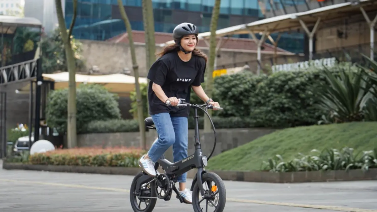 Sepeda lipat elektrik United Bike mampu menempuh jarak hingga sekitar 100 kilometer dalam sekali pengisian daya.