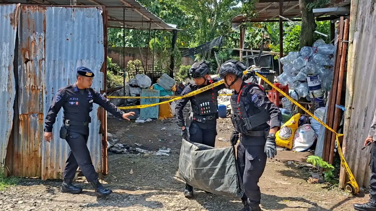 Tim Satbrimob Polda Jawa Timur mengevakuasi mortir jenis American BDU-33 yang ditemukan di gudang rosokan Desa Kaibon, Kecamatan Geger. FOTO: ISTIMEWA