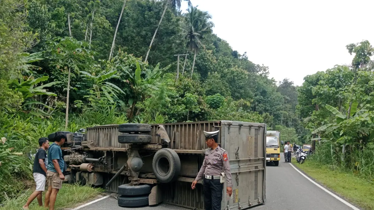 Truk boks terguling di jalur Pacitan–Ponorogo akibat pecah ban saat melintas di tikungan kawasan Tegalombo. FOTO: SATLANTAS POLRES PACITAN