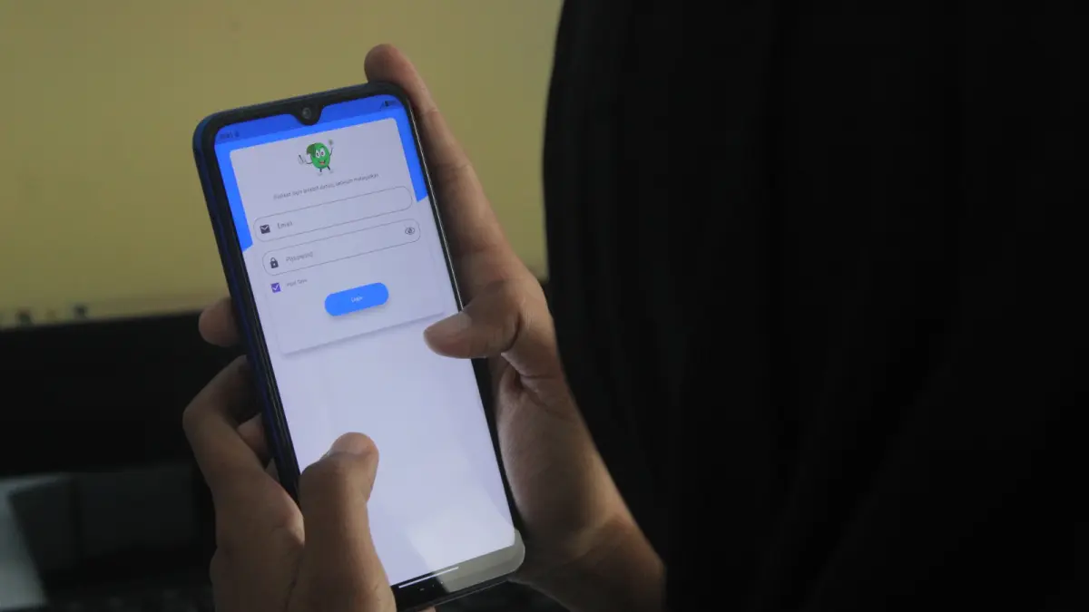 ASN Pemkab Magetan melakukan absensi digital saat penerapan WFH terbatas dengan pengawasan ketat. FOTO: AJI PUTRA/RADAR MAGETAN