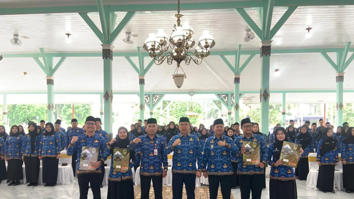 Hari Wuryanto mengambil sumpah 93 CPNS yang resmi diangkat menjadi PNS di Pendopo Muda Graha. LODITYA FERNANDES/RADAR MADIUN