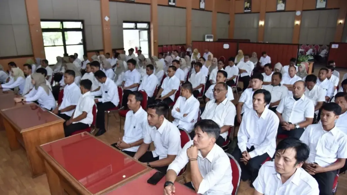 Ika Wahyuningtyas menyerahkan SK pemberhentian kepada PPPK paruh waktu di Pacitan. DOK RADAR PACITAN