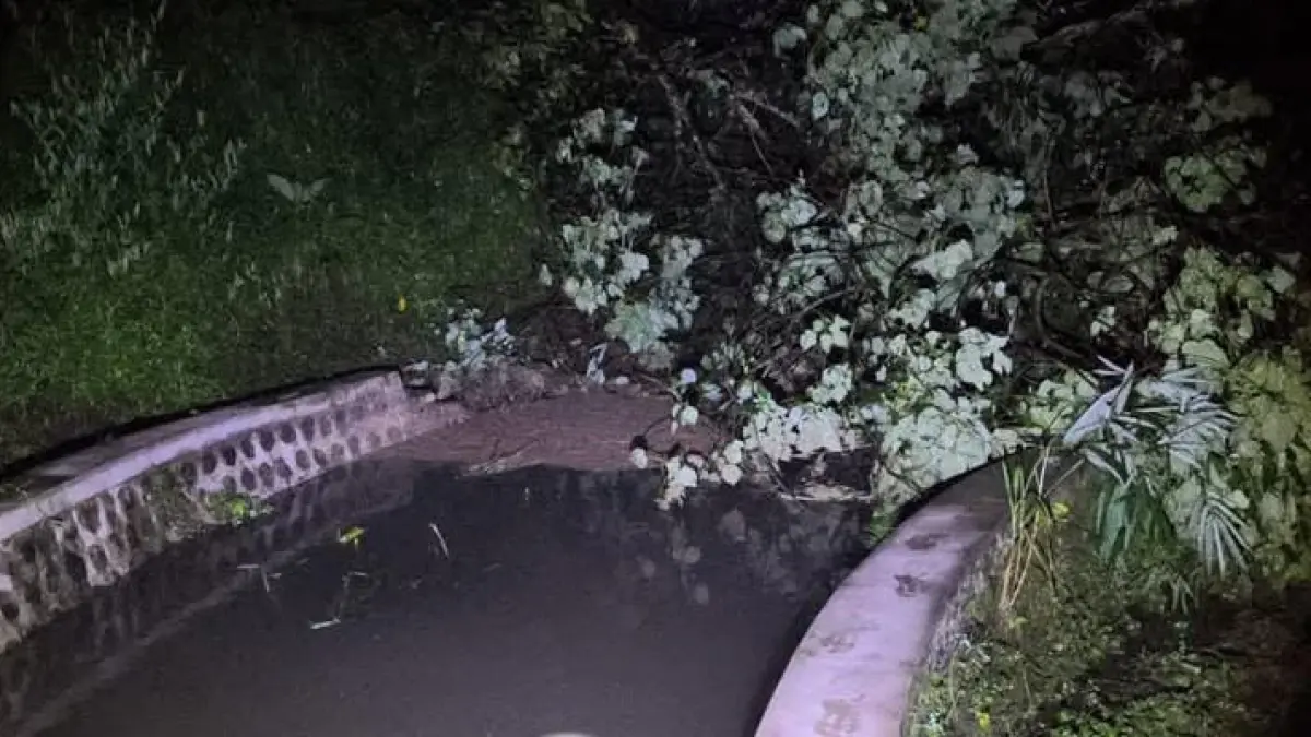 Material longsor menutup aliran sungai di Desa Puntukdoro, Kecamatan Plaosan, Magetan, menyebabkan luapan air dan gangguan distribusi air bersih. FOTO: BPBD MAGETAN