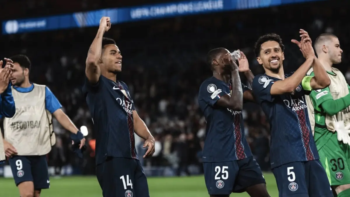 Para pemain Paris Saint-Germain menyapa pendukung di Parc des Princes usai menaklukkan Liverpool. 