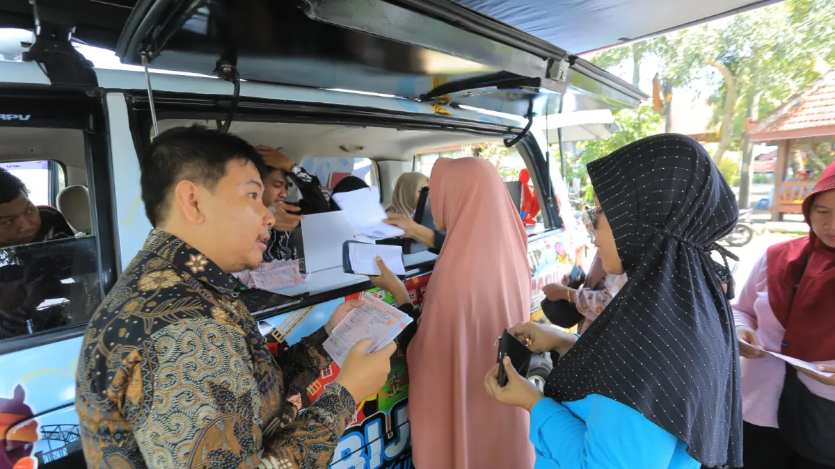 Petugas Bapenda Kota Madiun membuka layanan keliling pembayaran PBB di kawasan lapak UMKM Kelun. BAGAS BIMANTARA/RADAR MADIUN