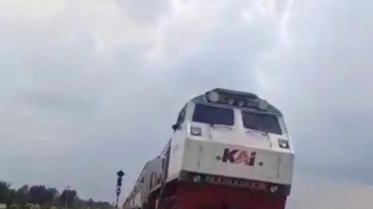 Petugas PT Kereta Api Indonesia (Persero) Daop 7 Madiun mengamankan lokasi rel setelah aksi percobaan bunuh diri berhasil digagalkan.