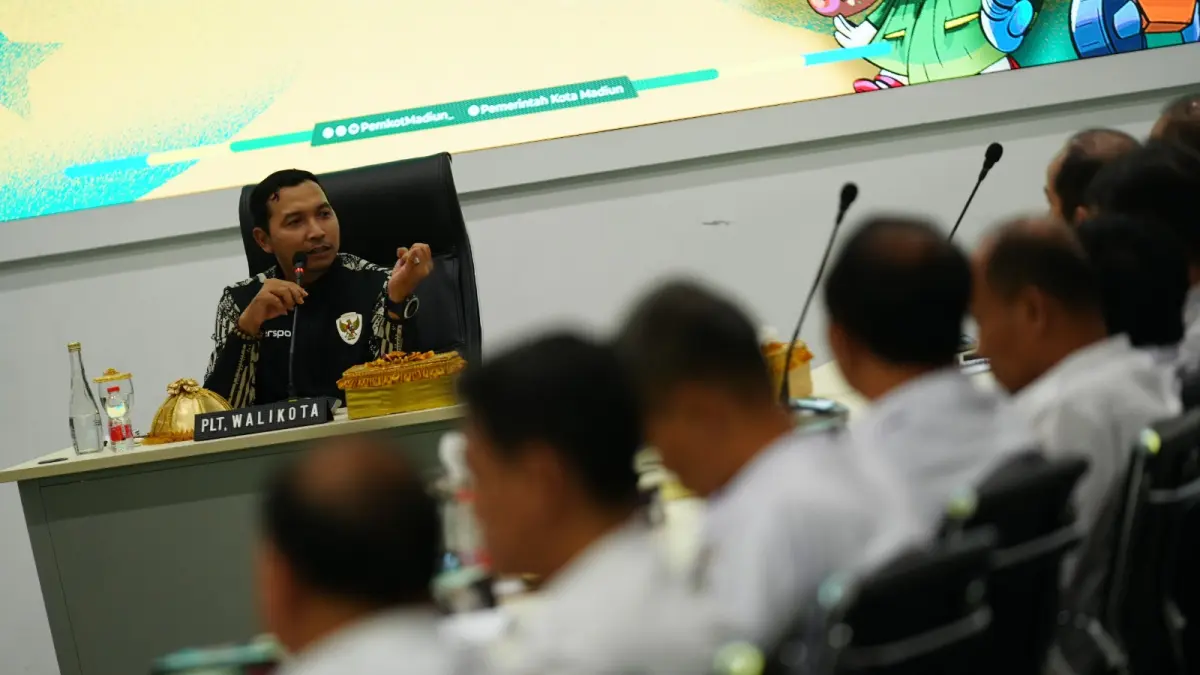 Plt Wali Kota Madiun F Bagus Panuntun memberikan arahan kepada pejabat eselon III terkait persiapan regenerasi ASN. FOTO: BAGAS BIMANTARA/RADAR MADIUN