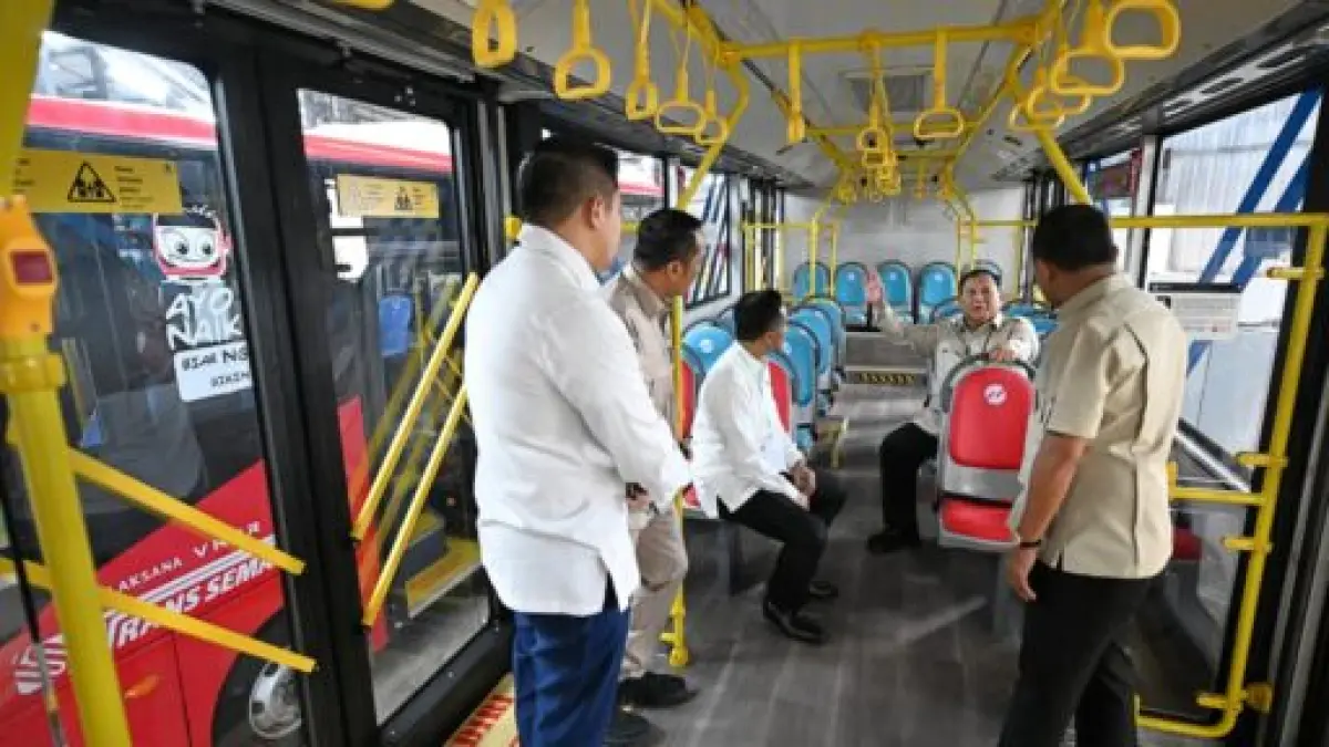 Potret Presiden RI Tinjau Pabrik Perakitan Kendaraan Listrik di Magelang (BPMI Setpres)