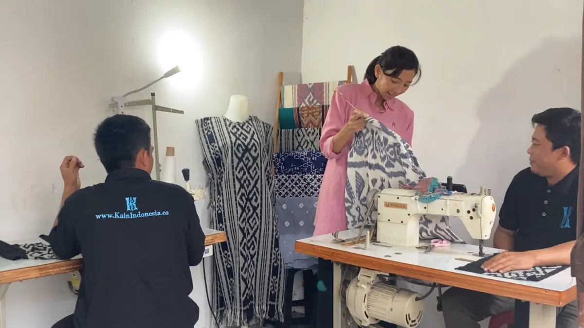 Produk KainIndonesia.co yang mengolah Batik dan wastra Nusantara menjadi busana modern.