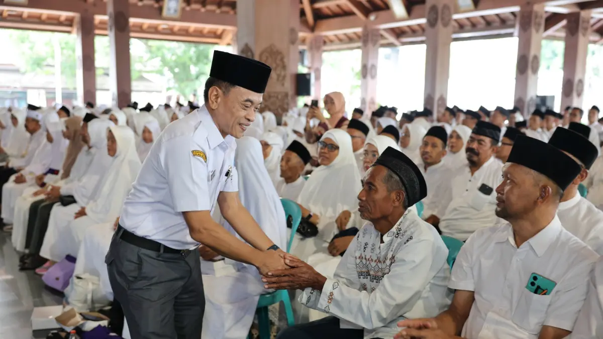 Ratusan calon jemaah haji Ponorogo berpamitan di Pendapa Pemkab jelang keberangkatan ke Arab Saudi. FOTO: PROKOPIM UNTUK RADAR PONOROGO