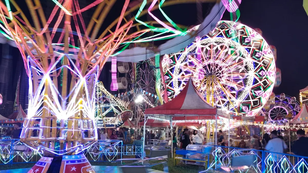 Ribuan warga memadati pasar malam di Alun-Alun Ponorogo saat akhir pekan. SUGENG DWI N/RADAR PONOROGO