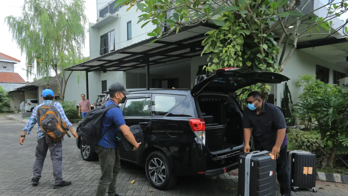 Tim Komisi Pemberantasan Korupsi keluar dari rumah pengusaha EO di kawasan Madiun Regency usai penggeledahan. BAGAS BIMANTARA/RADAR MADIUN
