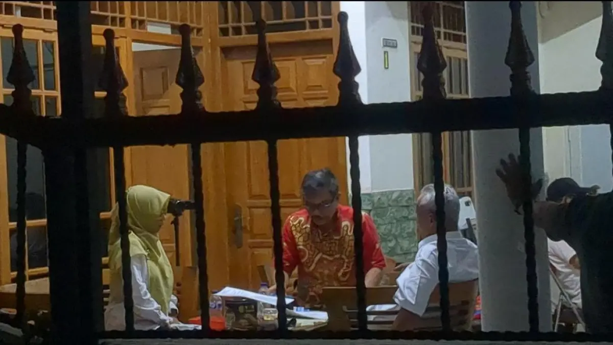 Tim Komisi Pemberantasan Korupsi melakukan penggeledahan di rumah Dirut PD Aneka Usaha Madiun terkait pengembangan kasus korupsi.