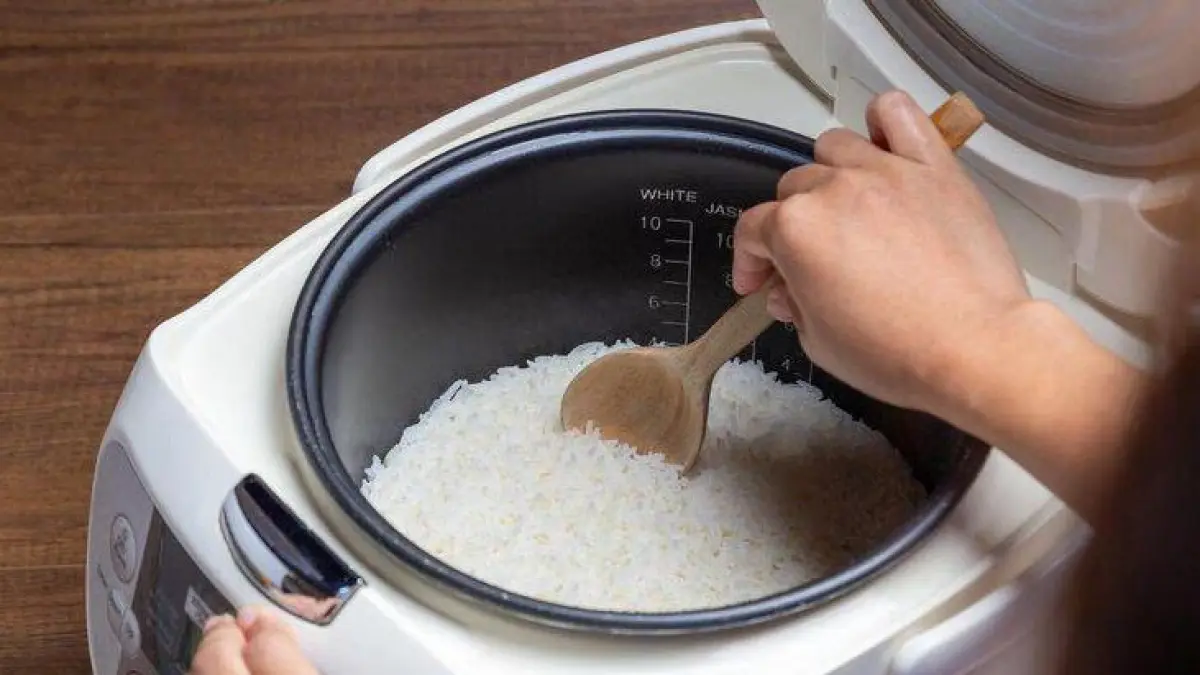 Ilustrasi memasak nasi dengan rice cooker. (freepik)