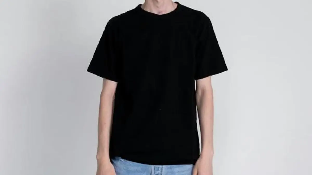 Ilustrasi mitos kaos warna hitam bikin badan terlihat kurus.