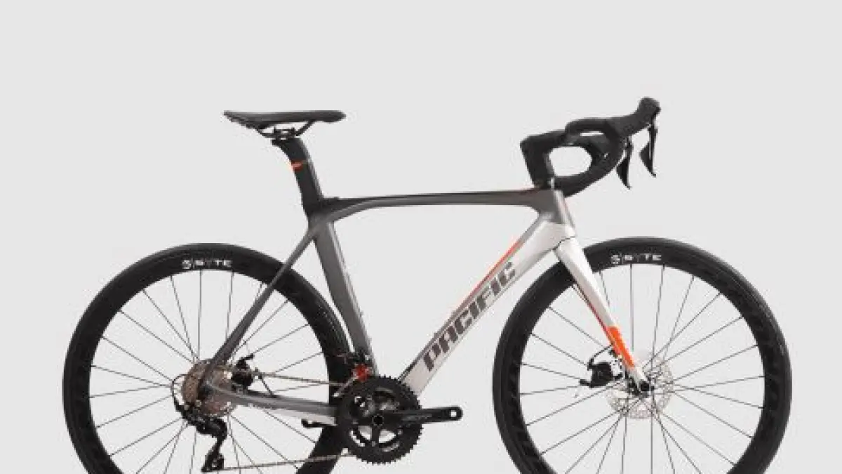 Ilustrasi sepeda balap carbon Pacific. (pacific bike)