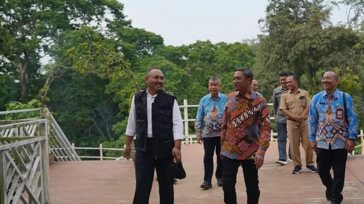 Indrata Nur Bayuaji dan Ony Anwar Harsono saat penandatanganan kerja sama lintas daerah di Ngawi. FOTO: PROKOPIM PEMKAB PACITAN