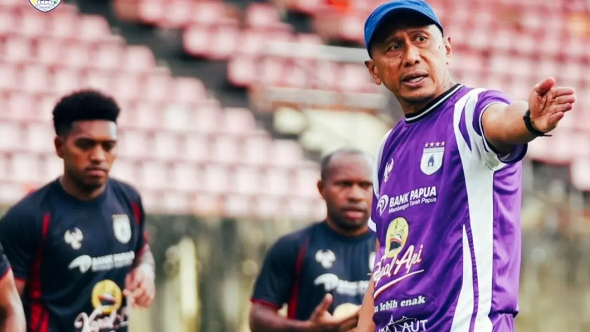 JELANG LAGA: Pelatih Persipura Rahmat Darmawan atau Coach RD melakukan pemantapan tim sebelum laga pekan ke-24 Pegadaian Championship. (IG @persiurapapua1963)