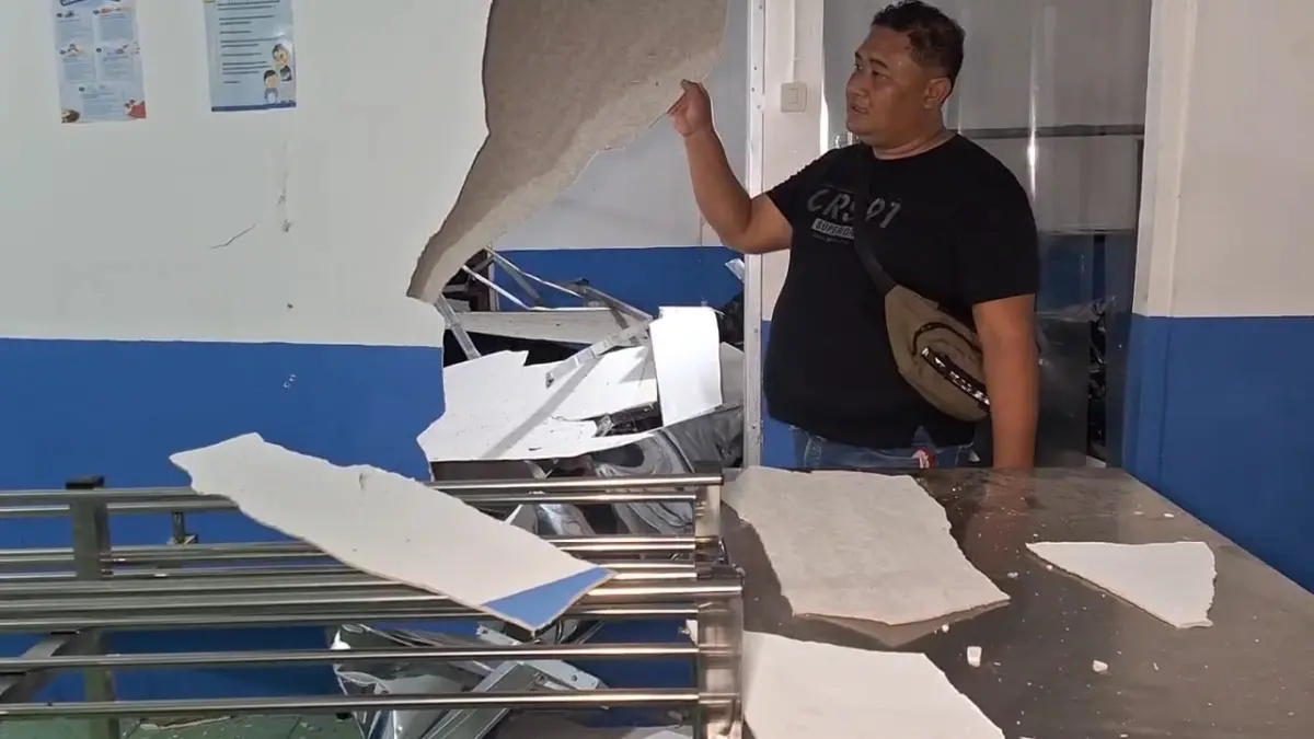 Kondisi dapur SPPG Desa Kandangan Ngawi rusak berat akibat ledakan yang dipicu kebocoran gas oven. ASEP SYAEFUL/RADAR NGAWI