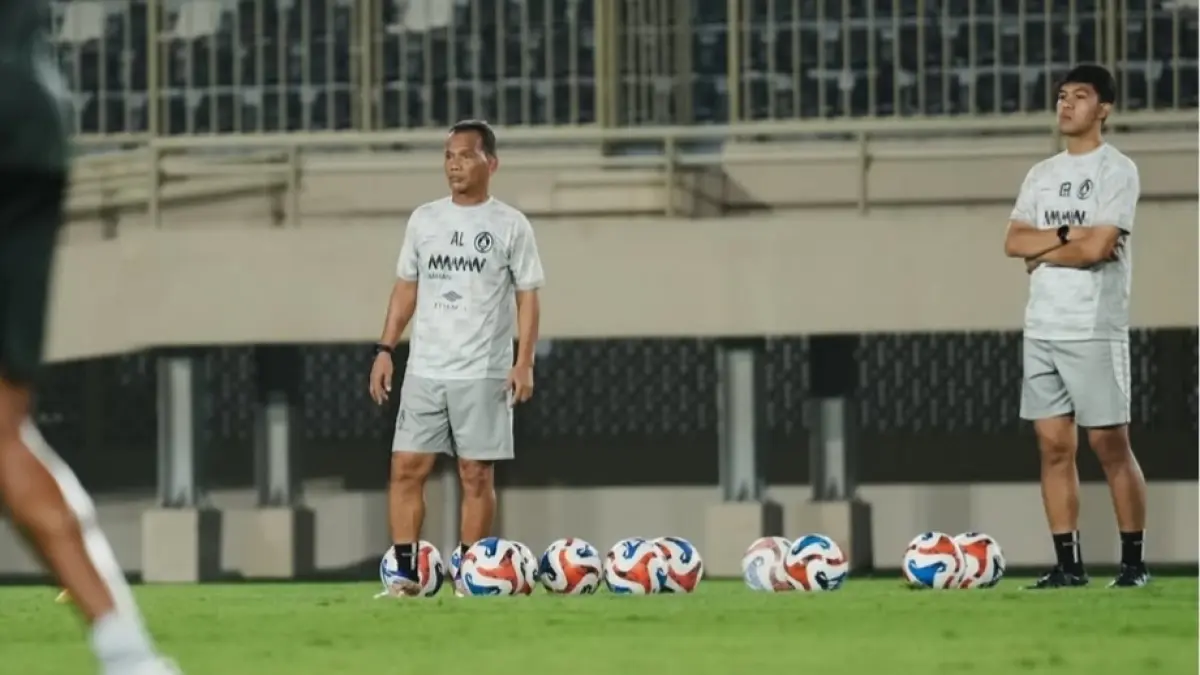 OPTIMISTIS: Pelatih Kepala PSS Sleman Ansyari Lubis saat memimpin timnya latihan. (IG @pssleman)