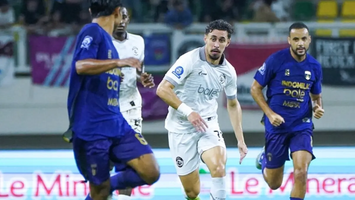 PAHLAWAN: Pemain Arema FC Gustavo Franca menjadi pahlawan dengan mencetak satu-satunya gol kemenangan atas Persita Tangerang. (IG @aremafcofficial)